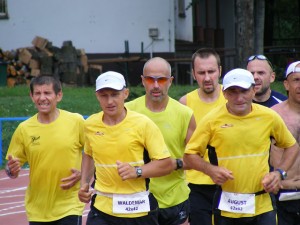 Od lewej: Mirek Wira, Arek Zieliński i Jacek Rudy w otoczeniu naszych kadrowiczów, uchwyceni na trasie maratonu na bieżni. Fot. Jakub Horbaczewski